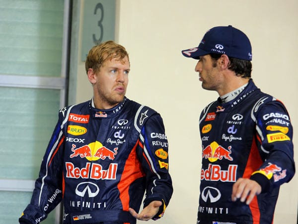 Nachdem Vettel (li.) seinen Boliden nach dem Qualifying auf dem Weg in die Box abstellen musste, sieht er nicht glücklich aus. Hier diskutiert er mit Mark Webber.
