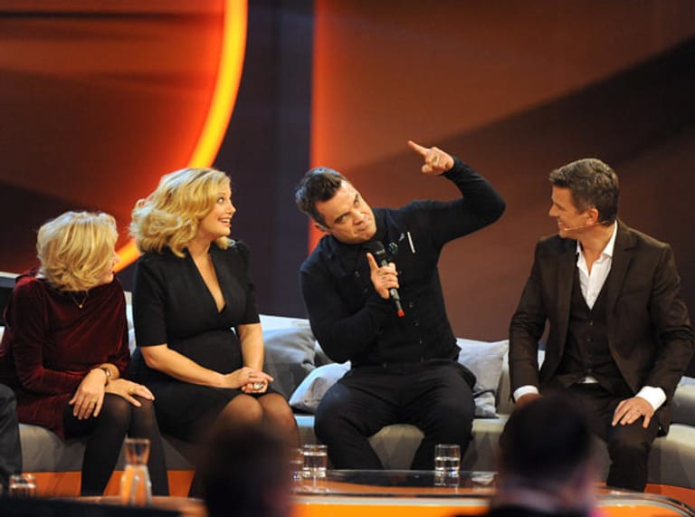 Markus Lanz tat es seinem Vorgänger Thomas Gottschalk gleich und holte sich Stars auf das "Wetten, dass..?"-Sofa: Robbie Williams (2.v.re.) beeindruckte sogar Barbara Schöneberger (2.v.li.).