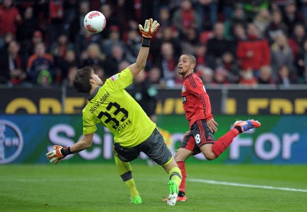 Bayer Leverkusen startet im Rhein-Derby gegen Fortuna Düsseldorf perfekt ins Spiel: Sidney Sam hebt den Ball in der 16 Minute gekonnt über Fabian Giefer hinweg ins Tor.