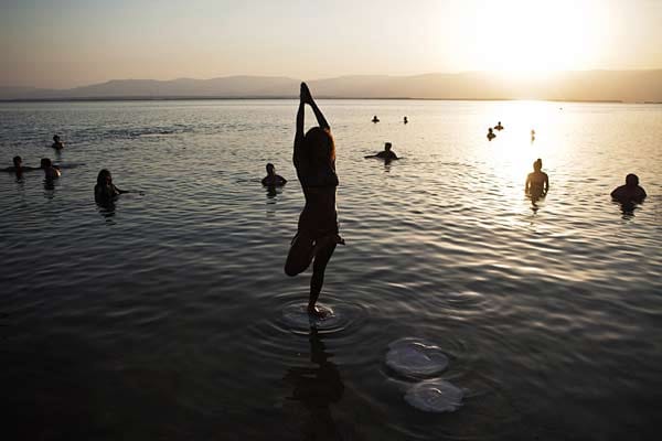 Über den gesamten Globus verstreut hat Tunick seine Fotos bereits geschossen. Hier betreibt eine Frau im israelischen Toten Meer Yoga. Zum ersten Jahrestag einer Nackedei-Aktion des Fotografen haben sich erneut hunderte Menschen versammelt, um für Umweltschutz zu demonstrieren. Auch Tunick war im September 2012 wieder mit der Kamera vor Ort. Über den gesamten Globus verstreut hat Tunick seine Fotos bereits geschossen. Hier betreibt eine Frau im israelischen Toten Meer Yoga. Zum ersten Jahrestag einer Nackedei-Aktion des Fotografen haben sich erneut hunderte Menschen versammelt, um für Umweltschutz zu demonstrieren. Auch Tunick war im September 2012 wieder mit der Kamera vor Ort.