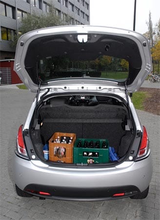 Der Kofferraum bietet ein Volumen von 245 Litern - für so ein kleines Auto ist das gut. Zudem ist die Kante recht niedrig und erleichtert das Beladen.