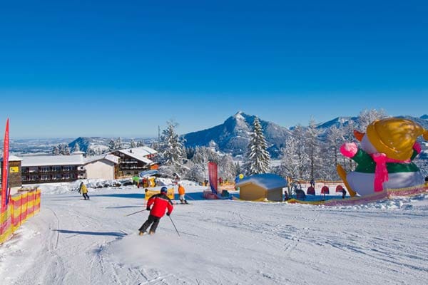 Er liegt ebenfalls auf rund 1200 Metern Höhe mitten im Skigebiet Ofterschwang. Rechts am Haus führt ein Schlepplift vorbei, auf der anderen Seite wartet das hoteleigene Kinderskigelände.