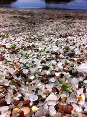 Anschauen, fotografieren, anfassen: ja. Aber die bunten Steine bleiben bitte am Glass Beach.