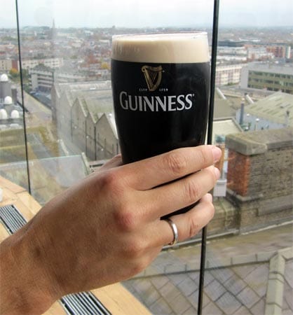 Ganz oben im Brauerei-Gebäude angekommen, wartet ein frisch gezapftes Guinness.