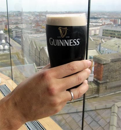 Ganz oben im Brauerei-Gebäude angekommen, wartet ein frisch gezapftes Guinness. Ganz oben im Brauerei-Gebäude angekommen, wartet ein frisch gezapftes Guinness.