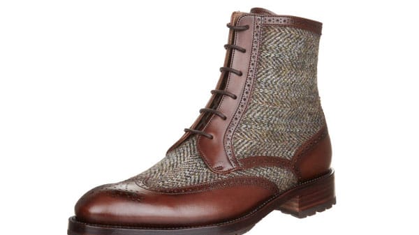 Die elegante Schnürstiefelette (von George’s über Zalando um 320 Euro) besticht durch ihre hochwertige Symbiose aus grobem Tweed, feinem Antik-Leder und formvollendeten Verzierungen.