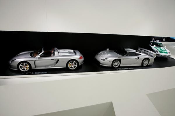 Die Vorgänger des 918 Spyder haben längst ihren Platz im Porsche Museum gefunden. Links der Carrera GT, der wie der 918 mit leichtem Hardtop auch offen eine Spaßmaschine war, sowie rechts daneben der 911 GT1.