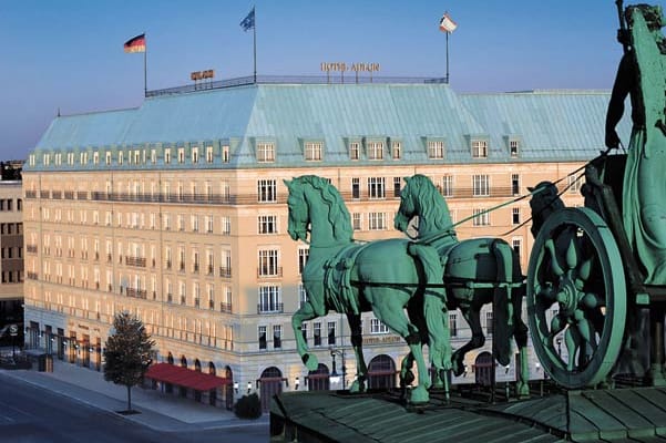 Das Traditionshotel „Adlon Kempinski“ im Herzen Berlins verwöhnt seine Gäste in stilvollem Ambiente und mit einer prämierten Gourmet-Küche.