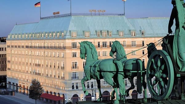 Das Traditionshotel „Adlon Kempinski“ im Herzen Berlins verwöhnt seine Gäste in stilvollem Ambiente und mit einer prämierten Gourmet-Küche.