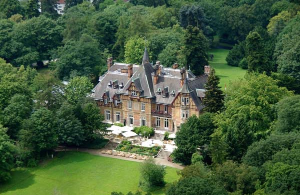 Die Villa Rothschild Kempinski ist ein traditionelles Luxushaus Königstein im Taunus bei Frankfurt am Main. Im Spa-Bereich des Hotels werden die Gäste mit klassischen und fernöstlichen Massagen, sowie exklusiven Beauty-Anwendungen empfangen.