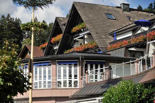 Inmitten der ländlichen Atmosphäre des Schwarzwaldes ist das "Relais & Château"-Hotel "Dollenberg" gelegen. Hier wird den Besuchern eine Auszeit vom Alltag geboten, in der sie in den zahlreichen Relax-Zonen des Wellness-Bereichs entspannen und den freien Blick auf den Schwarzwald genießen.