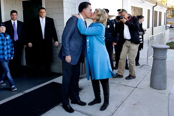 Romney selbst wählte am Dienstagmorgen (Ortszeit) im Bostoner Vorort Belmont. Er kam zusammen mit seiner Frau Ann ins Wahllokal.