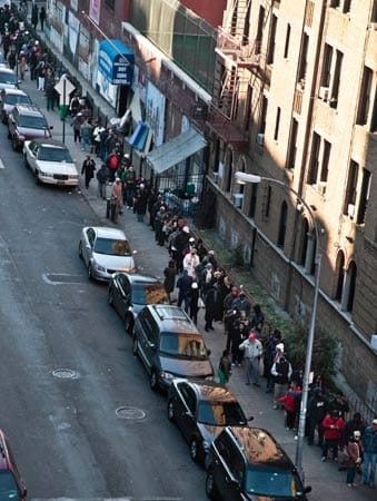 Bereits früh zeichnete sich eine hohe Wahlbeteiligung ab. Vor vielen Wahllokalen gab es lange Warteschlangen - wie hier in Brooklyn, New York.