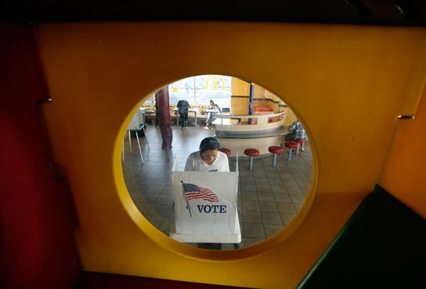 Als Wahllokale mussten durchaus abseitige Räumlichkeiten herhalten: Hier ein McDonald's-Restaurant in Los Angeles.