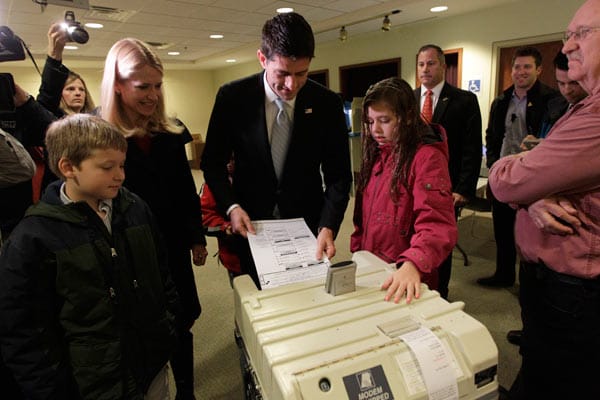 Paul Ryan und seine Frau Janna wählten in ihrer Heimatstadt Janesville im Staat Wisconsin in einer Bibliothek. Der republikanische US-Vizepräsidentschaftskandidat machte noch bis zum Schluss Wahlkampf in Ohio und Virginia.