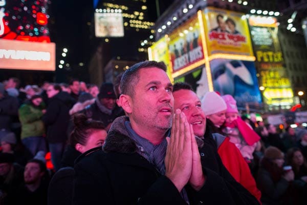 Ein Pärchen, das erst vor kurzem in New York geheiratet hat, drückt am Times Square nach ersten Erfolgen für Obama die Daumen.