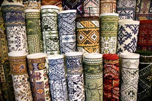 Persische Teppiche aus Ghom, Täbris oder Isfahan sind wahre Kunstwerke, die Kenner relativ günstig einkaufen. Auch hier sollte man sich professionell beraten lassen.