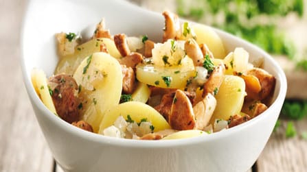 Als Beilage zum Schinken vom Schweinenacken wird ein Kartoffelsalat mit Pfifferlingen empfohlen.