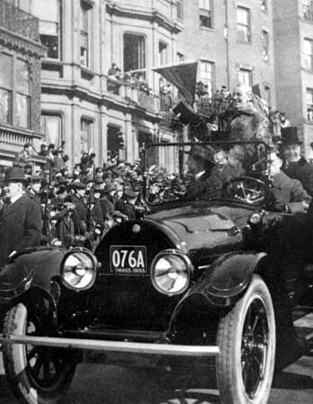 Die Präsidenten der USA setzten schon früh auf große Limousinen, hier ein Cadillac Type 57 von 1919. An Bord: Präsident Woodrow Wilson.