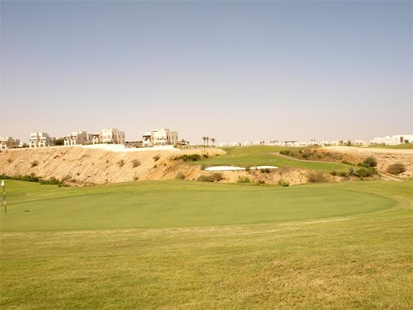 Golf Muscat Hills - der erste 18-Loch-Golfplatz im Oman wurde rund um einen Wadi errichtet und auch wenn es keinen Regen gibt, fließt hier jede Menge Wasser – allerdings aus der Leitung – dafür sieht man hier so viel "grün" wie sonst nirgends in und um Muscat herum. Auf dem weitläufigen Gelände entstehen private Villen, Apartments und ein Luxushotel.
