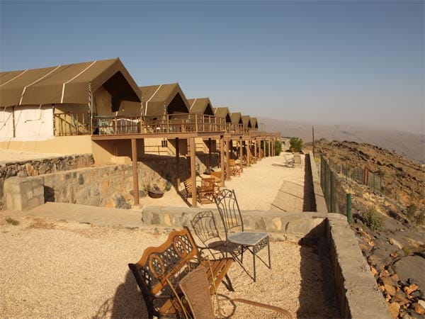 Im "The View Hail Al Shas" auf knapp 1500 Meter Höhe hat man einen spektakulären Blick auf die umliegende Bergwelt und auf den Ort Al Hambra am Fuße des Bergs.