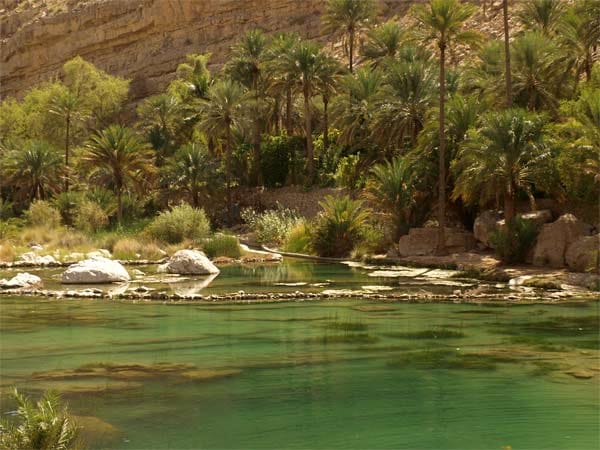Einer der Flüsse, genannt Wadi, der das ganze Jahr über mit Wasser gefüllt ist: Besonders Einheimische kühlen sich hier an heißen Tagen gerne ein wenig ab.