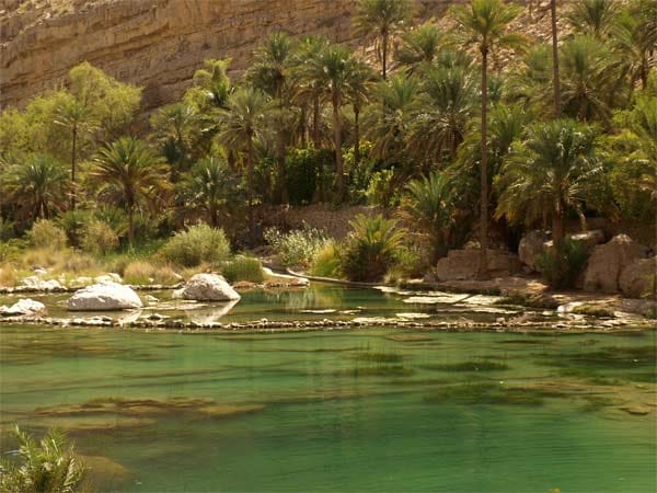 Einer der Flüsse, genannt Wadi, der das ganze Jahr über mit Wasser gefüllt ist: Besonders Einheimische kühlen sich hier an heißen Tagen gerne ein wenig ab. Einer der Flüsse, genannt Wadi, der das ganze Jahr über mit Wasser gefüllt ist: Besonders Einheimische kühlen sich hier an heißen Tagen gerne ein wenig ab.