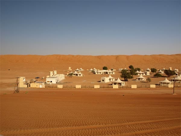 In der Wüste Wahiba Sands gibt es verschiedene Übernachtungsmöglichkeiten, vom einfachen Camping bis hin zu Luxus-Camps mit "Zelten".