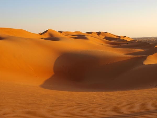 Die Weiten der Wüste Wahiba Sands mit ihren gigantischen Dünen.