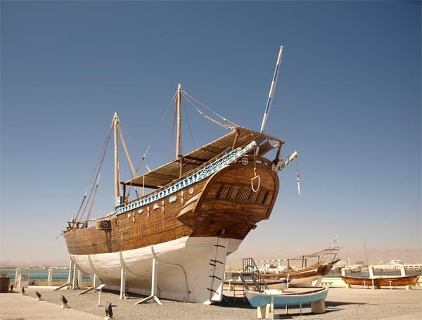 Die traditionellen Handelsschiffe, Dhows genann: Früher als Fortbewegungsmittel, werden sie heute noch, zum Beispiel als außergewöhnliche Jacht oder Ausflugsschiff, gebaut.