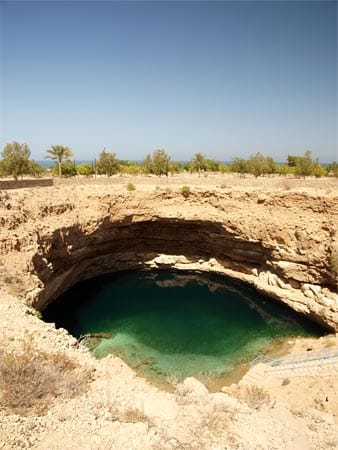 Eine der vielen Naturattraktionen ist das "Bimmah Sink Hole", ein metertiefes Loch mit Meerwassersee. Baden erlaubt! Der Eintritt ist frei.