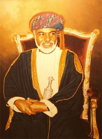 Überall im Oman grüßt das Antlitz des Sultans Qabus ibn Sa'id Al Sa'id, der seit 1970 das Land regiert. Er gilt als sehr großzügig und ist beliebt bei der Bevölkerung.