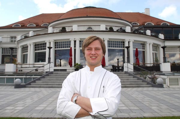 Die Tester des "Guide Michelin" nahmen das Lübecker Restaurant "La Belle Epoque" schon im Michelin-Führer 2013 mit seinen erst 35 Jahren alten Küchenchef Kevin Fehling in den illustren Kreis auf. Damit ist er der jüngste Drei-Sterne-Koch Deutschlands.