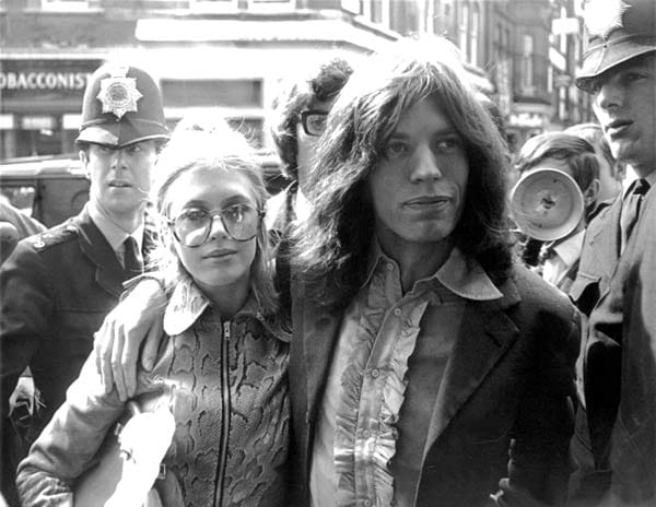 Stones-Sänger Mick Jagger musste sich im Mai 1969 zusammen mit seiner damaligen Freundin und Schauspielerin Marianne Faithfull wegen Drogenbesitzes vor einem Londoner Gericht verantworten.