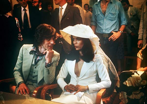 Mick Jagger zum ersten Mal unter der Haube. Am 12. Mai 1971 heiratete er das Fotomodel Bianca Perez Morena de Macias aus Nicaragua. Stilsicher trug Jagger zum Anlass einen mintgrünen Anzug und bunte Schuhe. Die Ehe wurde 1979 wieder geschieden.