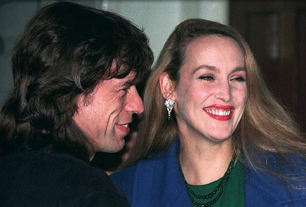 Von 1977 bis 1998 lebte der Leadsänger der Stones mit dem britischen Top-Modell Jerry Hall zusammen, das er 1990 heiratete. Seit 2001 ist Jagger mit der Designerin L’Wren Scott liiert.