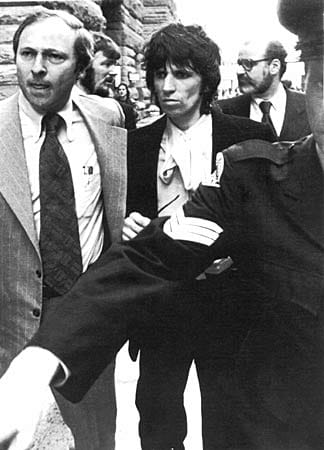 Aber auch mit Skandalen machten die Bandmitglieder der Stones zu der Zeit auf sich aufmerksam. 1977 musste sich Gitarrist Keith Richards vor einem Gericht in Toronto wegen Besitzes und Handel von Heroin verantworten. Bis zu sieben Jahren Gefängnis drohten dem Rockmusiker. Am Ende wurde er jedoch nur zu einer Geldstrafe verurteilt.