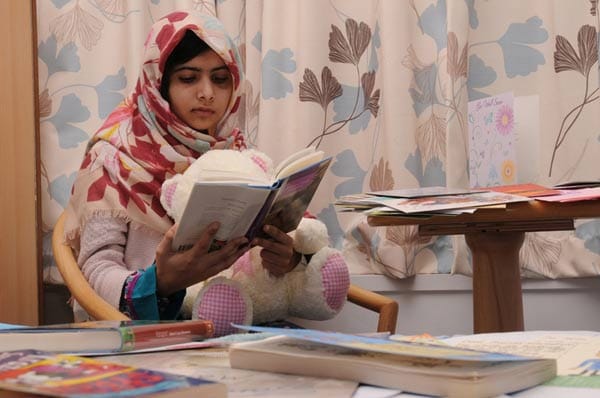 Nach Kopfschuss: Pakistanisches Mädchen Malala erholt sich