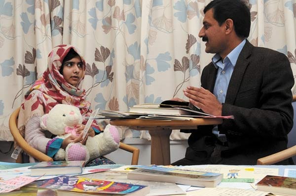 Nach Kopfschuss: Pakistanisches Mädchen Malala erholt sich