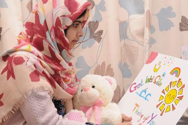 Nach Kopfschuss: Pakistanisches Mädchen Malala erholt sich
