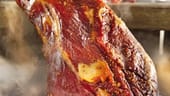Das Fleisch braucht viel Fürsorge und muss immer wieder mit Marinade bestrichen werden, um am Schluss knusprig, doch im Innern zart und von Marinade und Rauch vollkommen durchzogen zu sein.