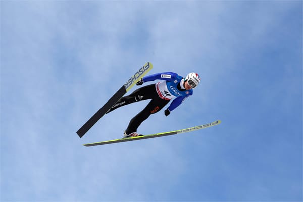 Der erfolgreichste Schweizer Winterolympionike mit vier Goldmedaillen in Einzelwettbewerben weiß, wie man fliegt: Simon Ammann in Action.