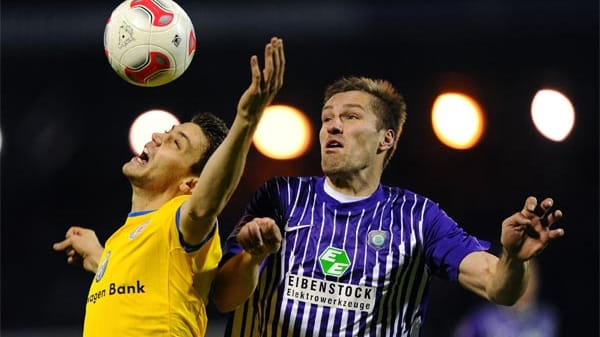 Verzerrte Mienen im Zweikampf: Aues Ronny König (re.) und Braunschweigs Benjamin Kessel versuchen an den Ball zu gelangen.