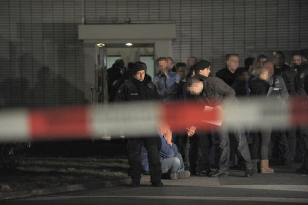 Schießerei in Hilden: Die Polizei riegelt den Tatort ab.