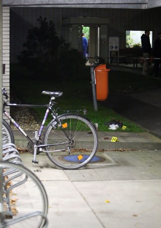 Schießerei in Hilden: Ein Verletzter liegt außerhalb des Gebäudes neben einem Fahrradständer.