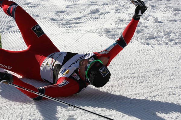 Der Norweger Petter Northug gewann im Alter von 20 Jahren als jüngster Skilangläufer aller Zeiten einen Weltcupwettbewerb. Bei der nordischen Ski-WM 2011 sorgte das Enfant terrible des Langlaufs mit unsportlichem Verhalten für Aufsehen: Kurz vor dem Ziel stellte er seine Ski quer, wartete auf die abgeschlagene Konkurrenz und überschritt erst kurz vor seinen Verfolgern die Ziellinie.