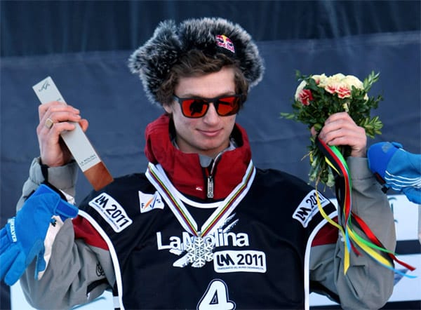 Juori Podladtchikov ist Snowboard-Weltmeister in der Halfpipe. Er wurde in Russland geboren, hat aber mittlerweile die Schweizer Staatsbürgerschaft und geht auch für die Alpenrepublik auf die Piste.