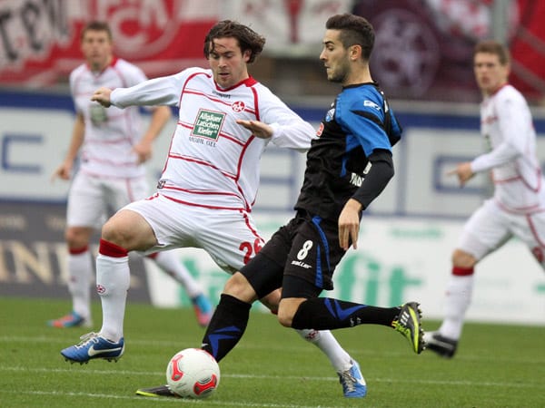 Lauterns Steven Zellner (li.) kampft mit Paderborns Mario Vrancic um den Ball.
