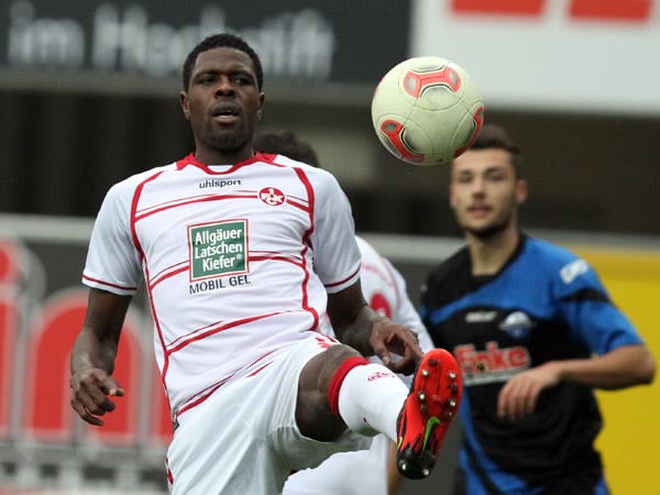Lauterns Mohamadou Idrissou (li.) schirmt den Ball geschickt gegen Paderborns Manuel Gulde ab.