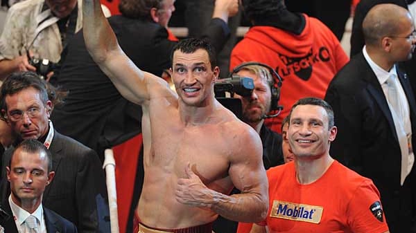 Die erfolgreichsten Brüder der Boxgeschichte haben gut lachen. Vitali Klitschko hat Wladimir zum 13. Mal den WM-Titel verteidigen sehen.